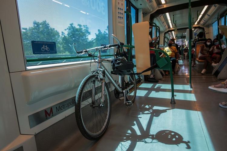 Una bicicleta en un vagón del Metro de Granada. 
