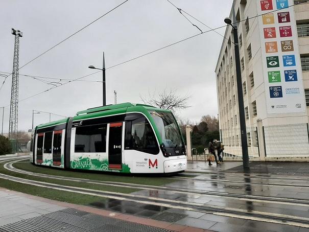 Metro a su paso por el Campus de Fuentenueva. 