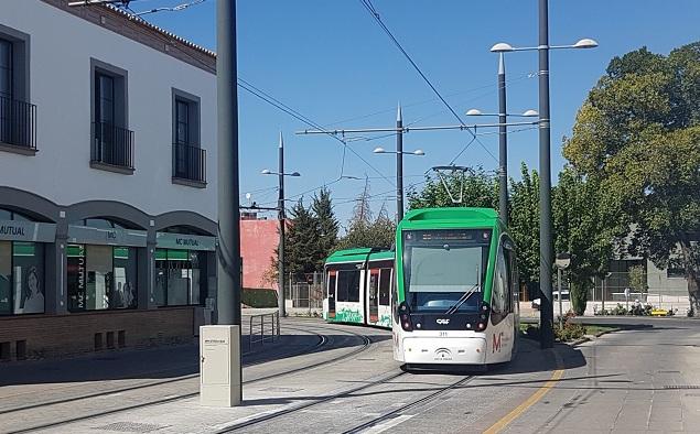 El Metro, en la curva de Fernando de los Ríos con la calle Aristóteles, en Armilla. 