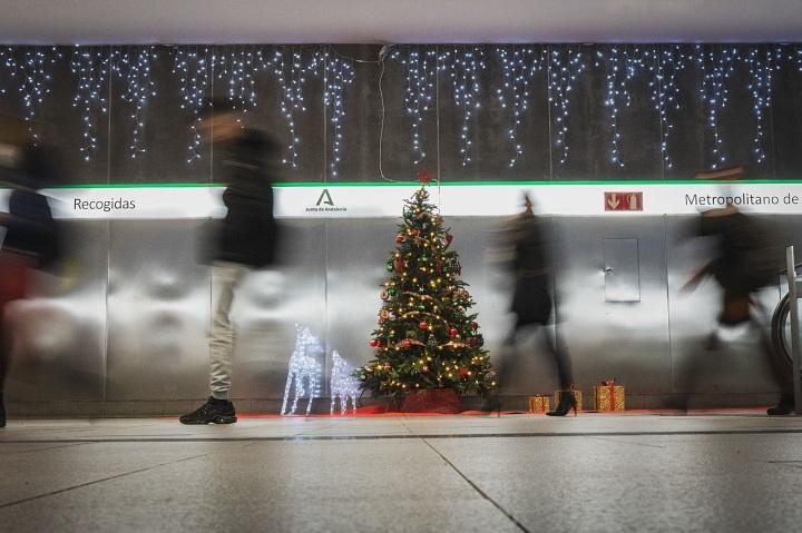 Estación de Recogidas decorada con motivos navideños.