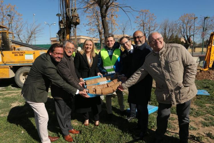 La consejera junto a los alcaldes de Albolote y Atarfe y resto de autoridades.