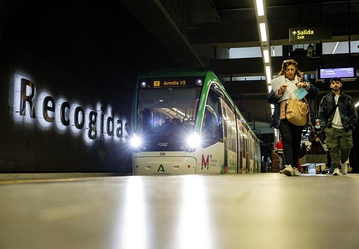 Metro a su paso por la estación de Recogidas. 
