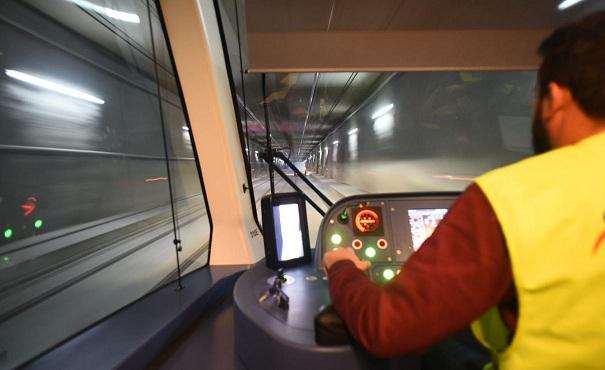 Uno de los vehículos en pruebas, al paso de un túnel.