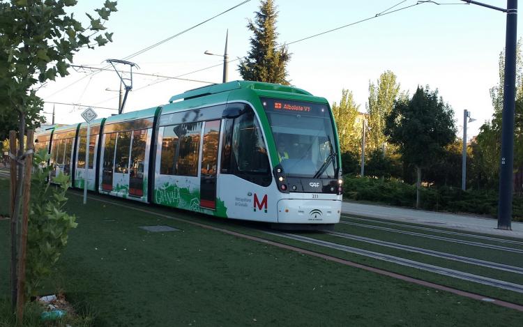 El Metro en pruebas a su paso por el Zaidín.