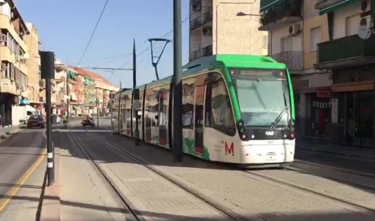 El Metro a su paso por Maracena. 