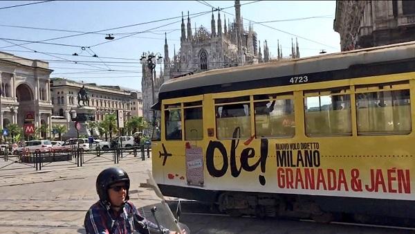 El tranvía con la publicidad de Granada y Jaén frente a la catedral de Milán.