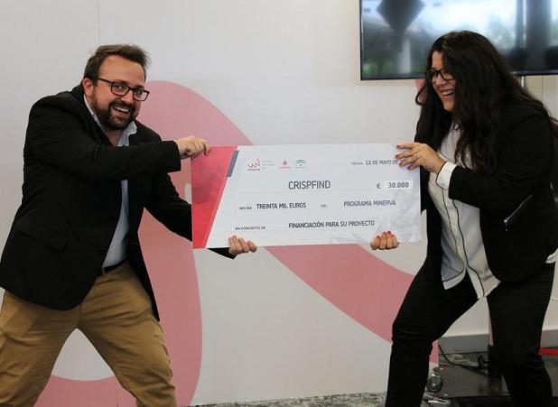 Promotores de Crispfind muestran su cheque de financiación.