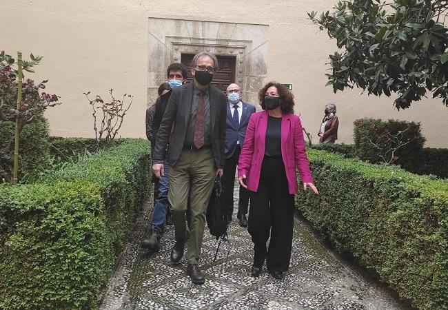 El ministro, con la rectora de la UGR, este jueves en Granada.