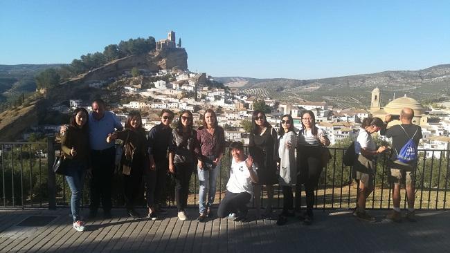 Visita de los representantes de los touroperadores a uno de los miradores de Montefrío.