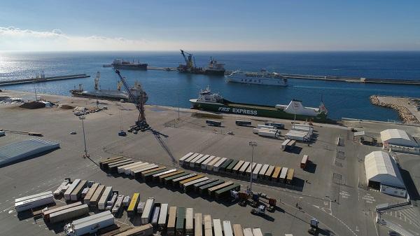 El buque Miramar Express en el Muelle de las Azucenas.