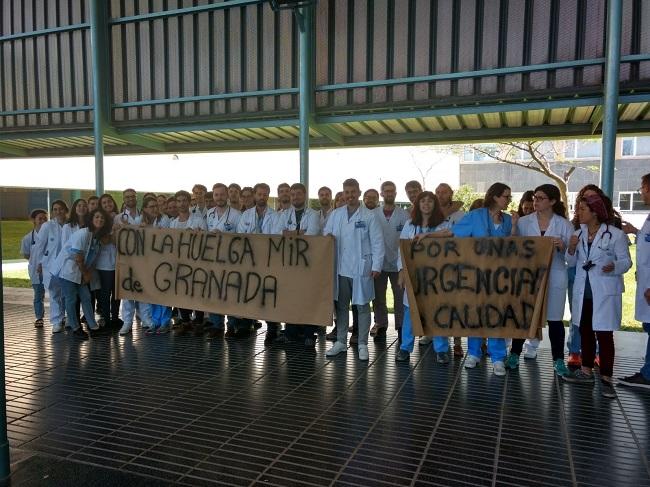 Residentes del Hospital del Mar de Barcelona en apoyo a los MIR de Granada.
