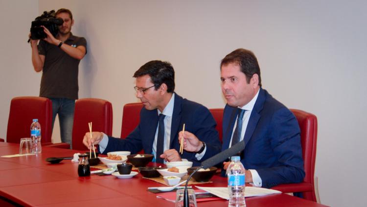 El alcalde y el presidente de la Cámara de Comercio degustan platos japoneses, en la presentación de la misión comercial. El alcalde y el presidente de la Cámara de Comercio degustan platos japoneses, en la presentación de la misión comercial.