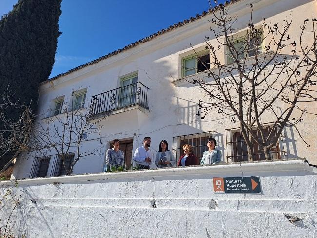 La subdelegada, junto al alcalde y otros representantes municipales, en su visita a Moclín.