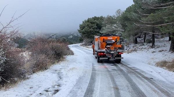 El Ayuntamiento de Monachil ha reforzado las tareas de limpieza de nieve.