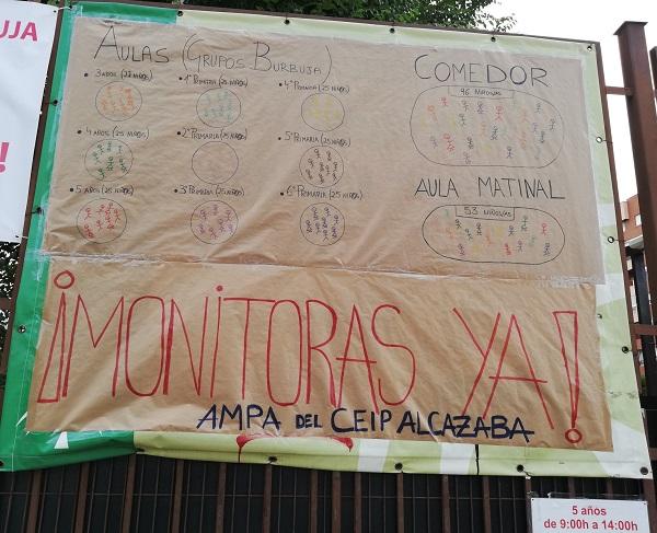 Cartel en un centro educativo reclamando más monitoras, en este caso para el comedor.