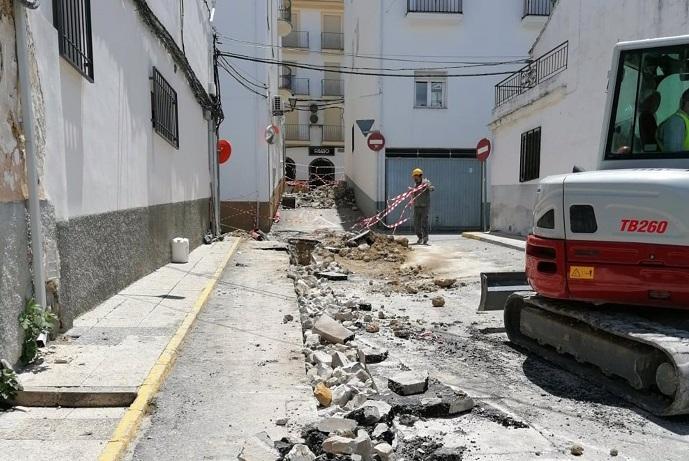 Imagen de archivo de obras de la eléctrica en Montefrío, una de las localidades que denuncia frecuentes apagones.
