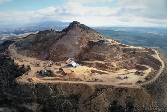 Espectacular imagen del yacimiento de mineral de celestina de Montevive.