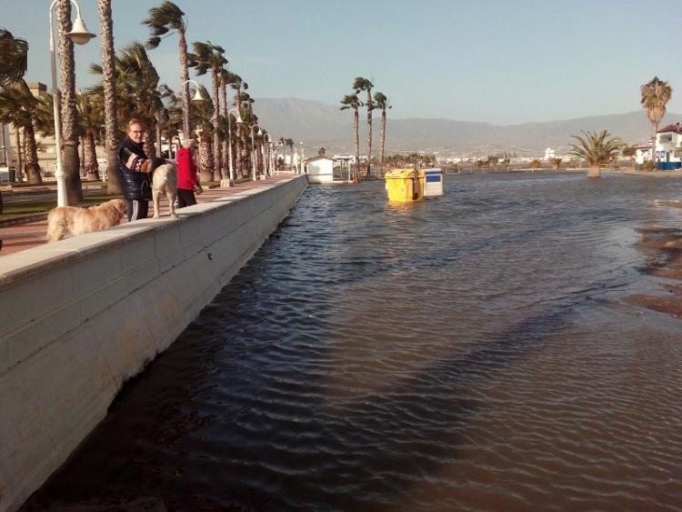 Espectacular imagen en la que se aprecia la inundación en la playa de Poniente de Motril.