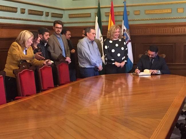 El consejero durante su visita al Ayuntamiento de Motril. El consejero durante su visita al Ayuntamiento de Motril.