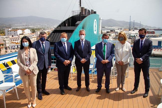 Las autoridades junto al representante de Baleária en la presentación del ferry. 