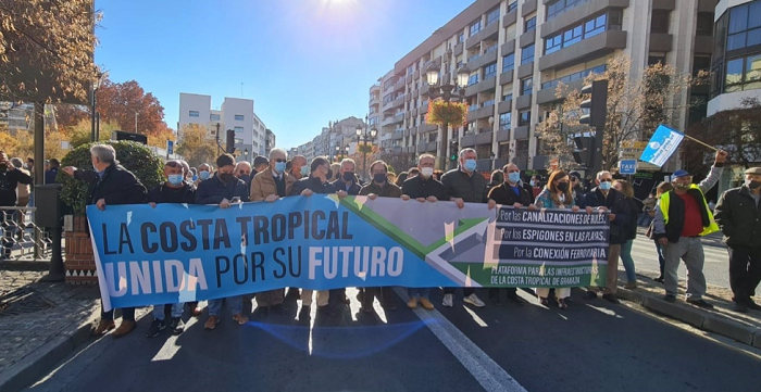 Manifestación por las calles de Granada convocada por la Plataforma para las Infraestructuras de la Costa Tropical de Granada.