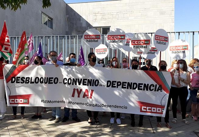 Concentración frente a la sede de la Confederación Granadina de Empresarios.