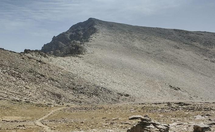 Vista del Mulhacén desde el refugio de la Caldera. 