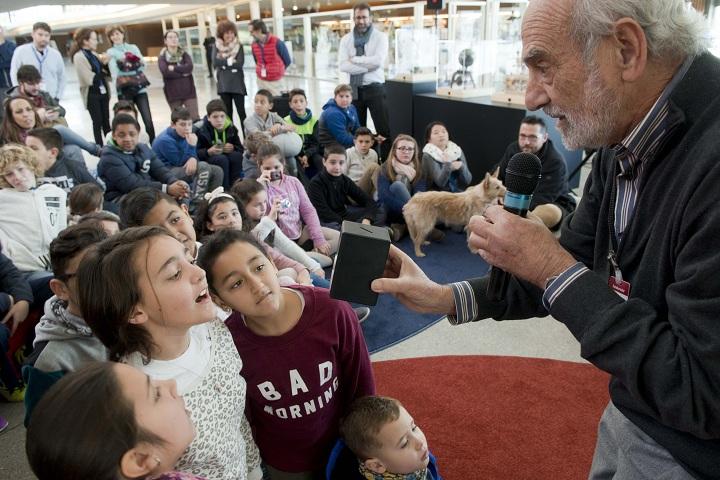 Los niños, protagonistas en el museo científico granadino.