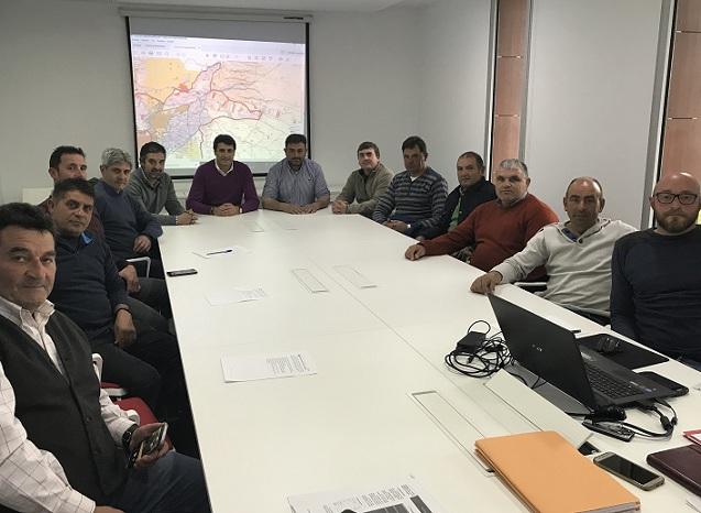 Reunión de regantes, con la asistencia del alcalde de Baza. 