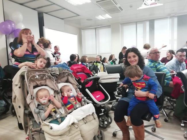 Madres acompañados de sus 'supermanes'. Madres acompañados de sus 'supermanes'.