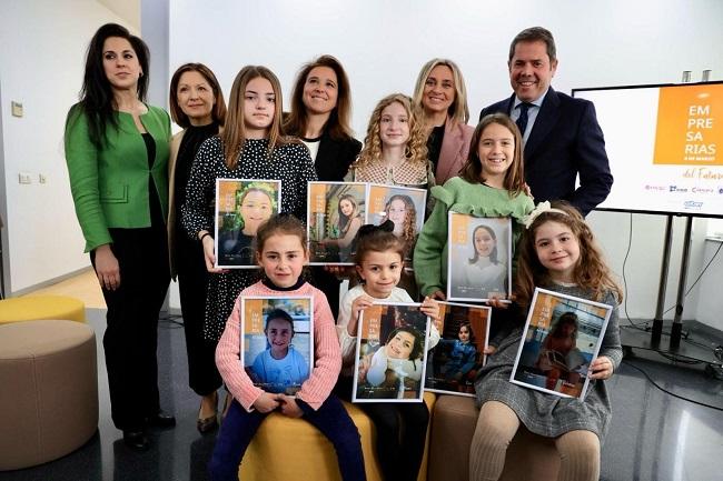 Cuerva con la alcaldesa, las niñas y otras representantes de la campaña. 