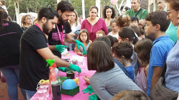 Uno de los talleres organizados en el Paseo del Salón.