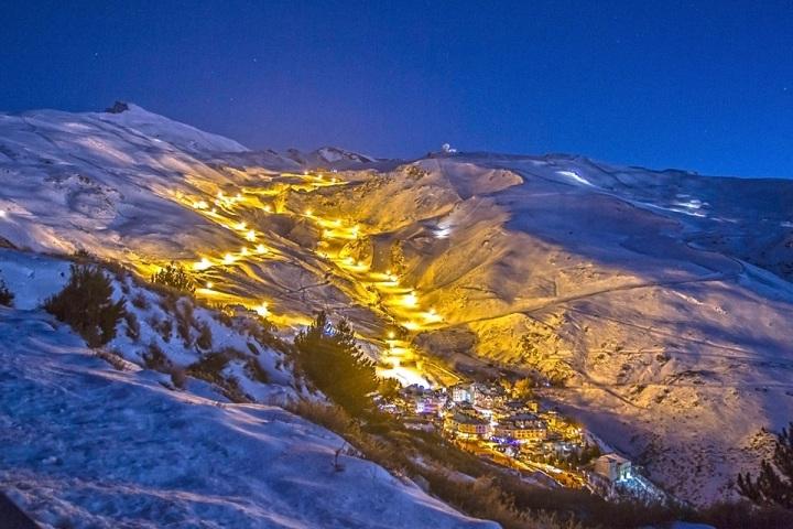 Imagen de la estación iluminada para el esquí nocturno.