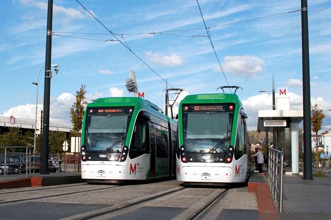 Metro en la parada del Nuevo los Cármenes.