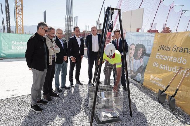 Acto de colocación de la primera piedra de una de las residencias de estudiantes proyectadas en la ciudad.