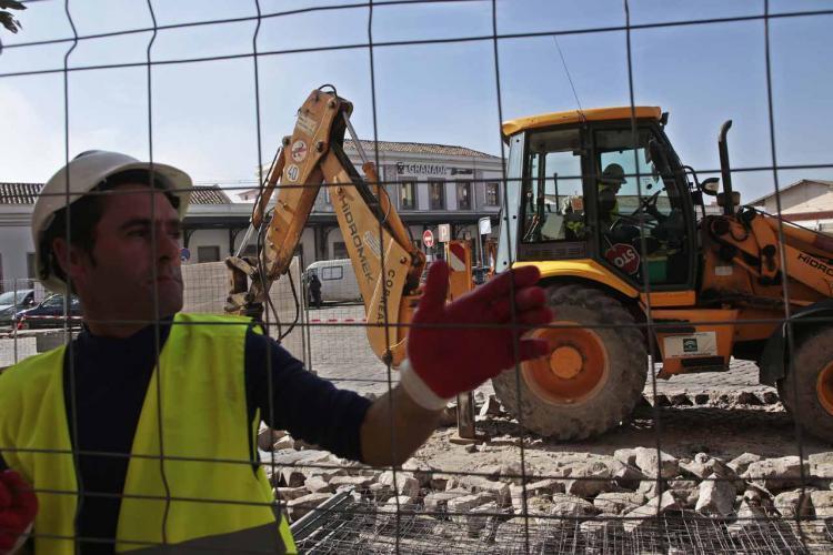 Trabajadores en las obras de la estación de tren.