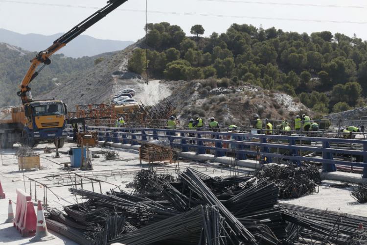 Operarios en la construcción de un tramo de la A-7 en la costa de Granada