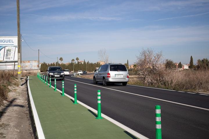 Nuevo carril peatonal junto a la calzada, con asfalto renovado. 