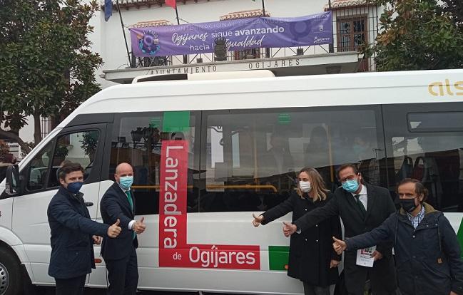 Autoridades de Junta y Ayuntamiento, junto al bus lanzadera. 