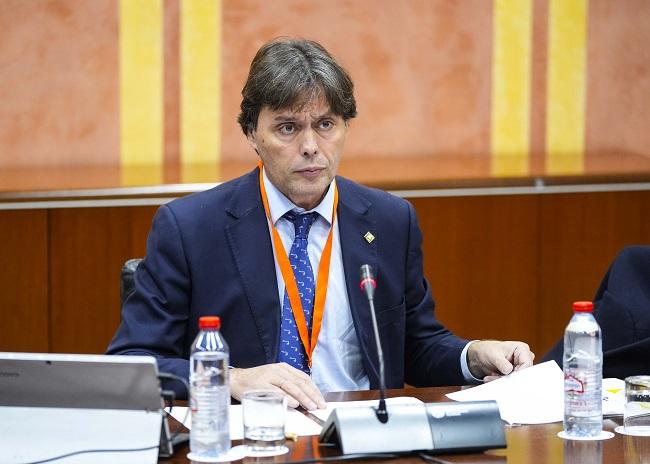 Francisco Oliva en el Parlamento.