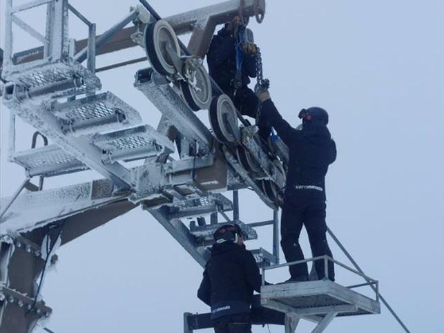 Los operarios de Cetursa se afanaron este pasado domingo en la sustitución de poleas dañadas por el hielo en telecabinas y telesillas de la estación granadina.