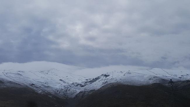 Imagen nevada de la estación y zona de cumbres de Sierra Nevada.