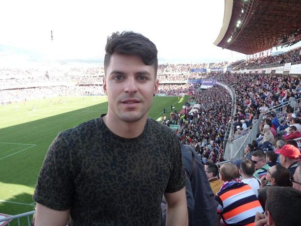 Guillermo Acuña Gómez, en las gradas del estadio Nuevo Los Cármenes.