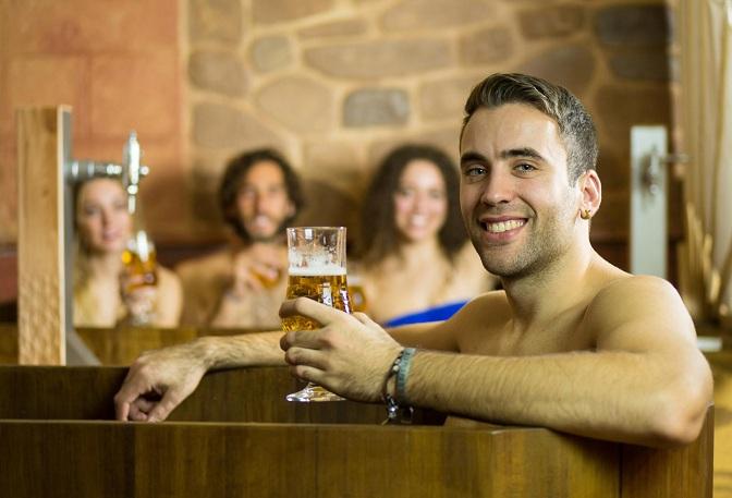 El spa ofrece baños de cerveza, masajes y tratamientos corporales y faciales.