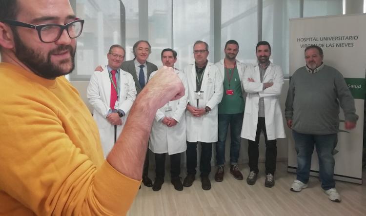 El paciente con el equipo médico al fondo.