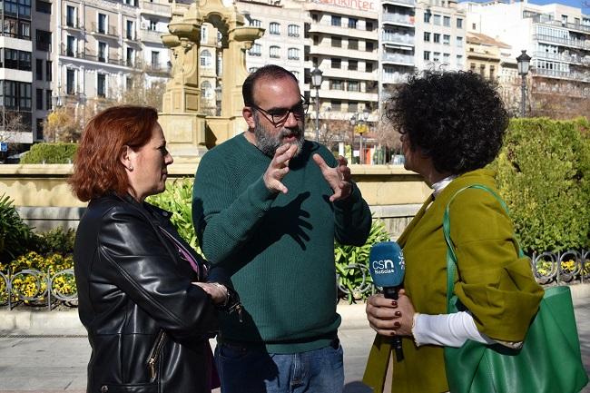 Francisco Puentedura, junto a Mari Carmen Pérez, habla con una periodista en una imagen de archivo.