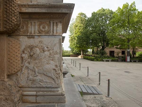 Imagen del acceso al Palacio de Carlos V de la Alhambra.