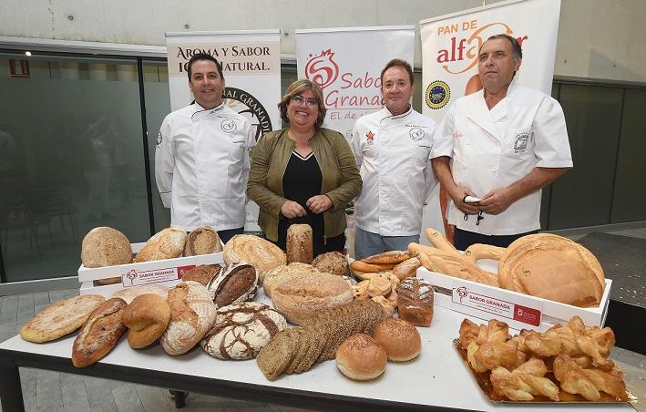 Muestra de pan tradicional de Granada, este viernes en la Diputación.