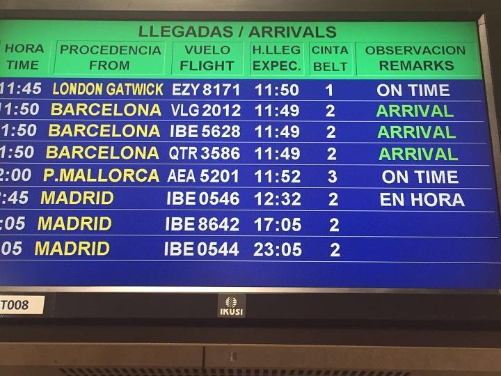 Panel de vuelos del aeropuerto con conexiones nacionales e internacionales.