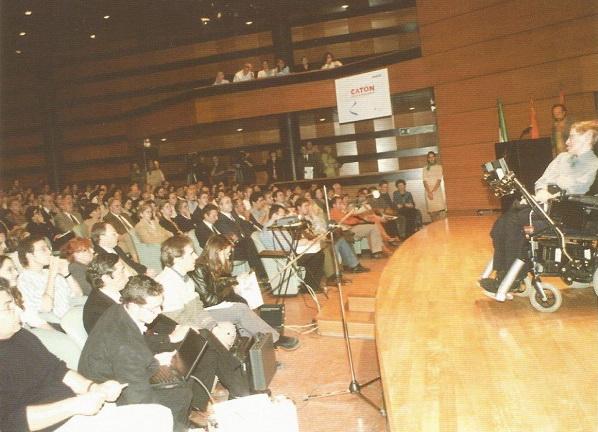 Auditorio de Caja Rural, completamente abarrotado de estudiantes. 